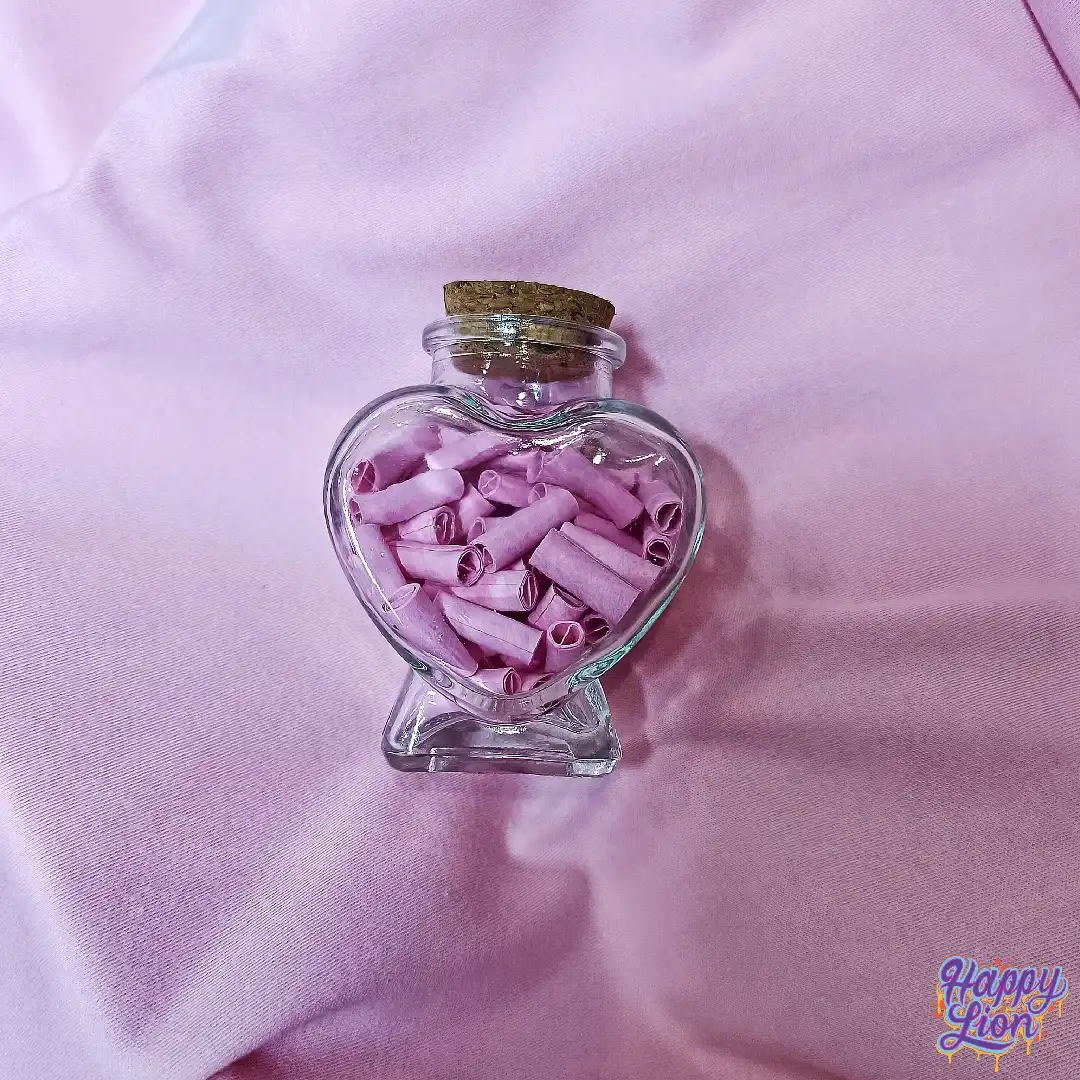 Heart-shaped container and pink filters - Imagen 2